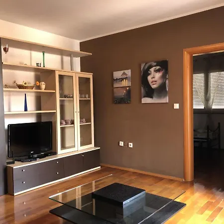 Kristi: Modern W/ Terrace Apartament