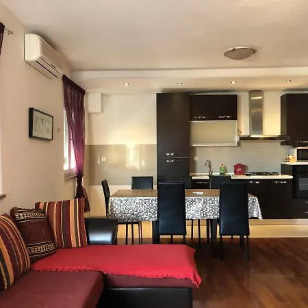 Kristi: Modern W/ Terrace Apartament